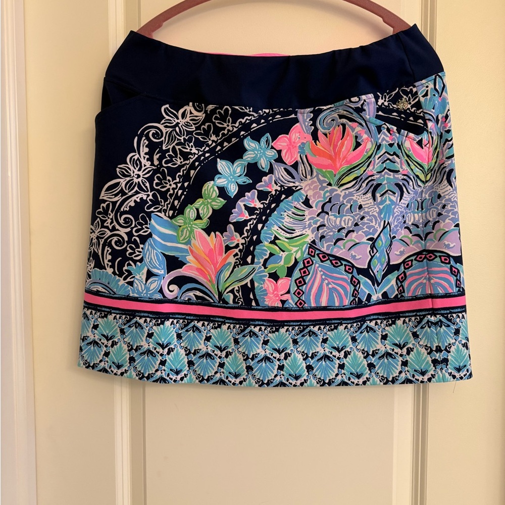 🦩Lilly Pulitzer Luxletic beautiful Navy Floral Skort like new condition - Picture 3 of 3